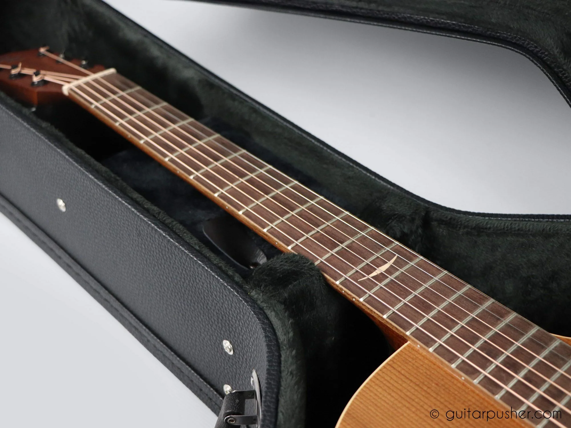 HC-040 Black hard case for Acoustic Guitar - Image 13