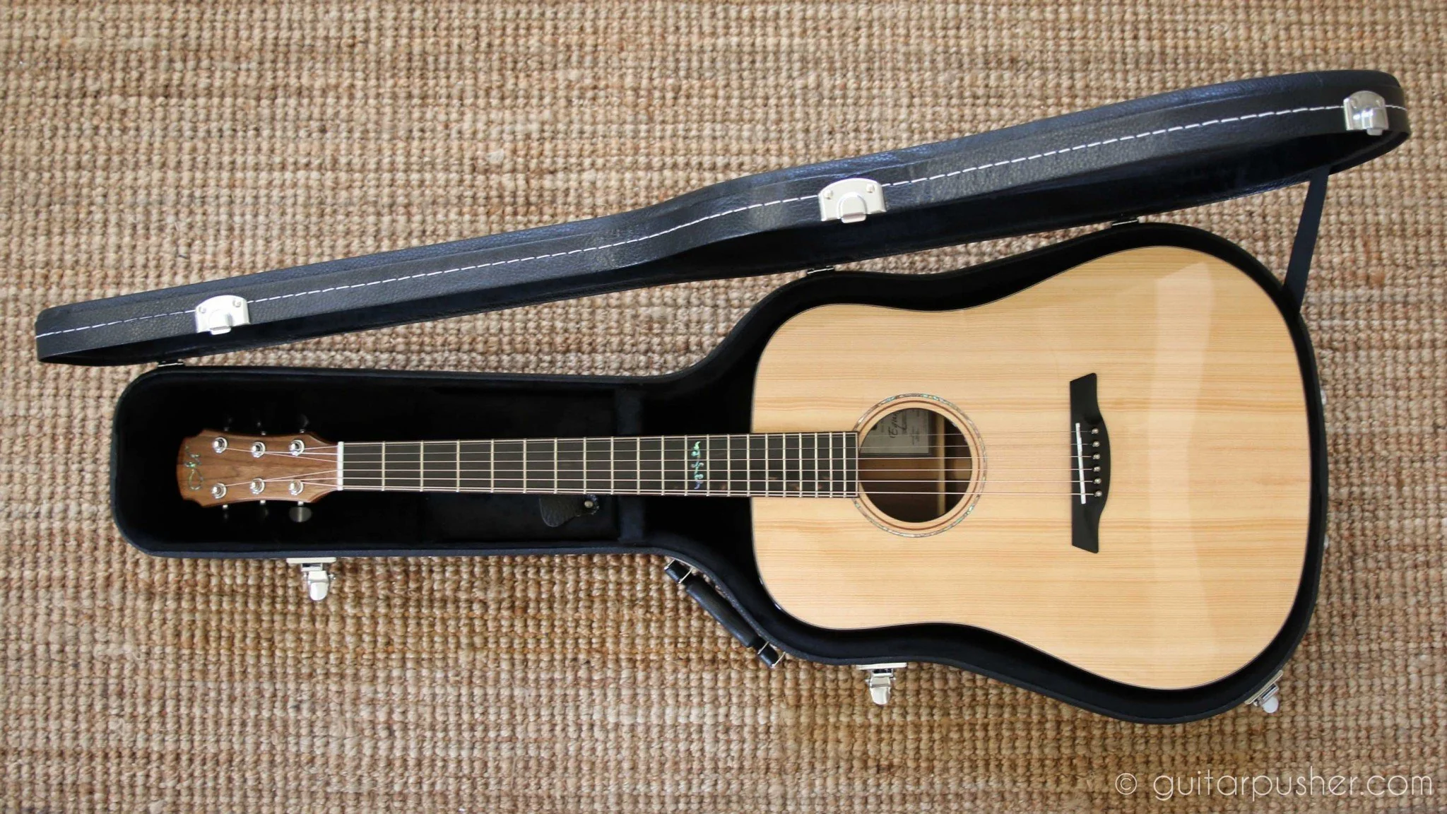 HC-040 Black hard case for Acoustic Guitar - Image 21