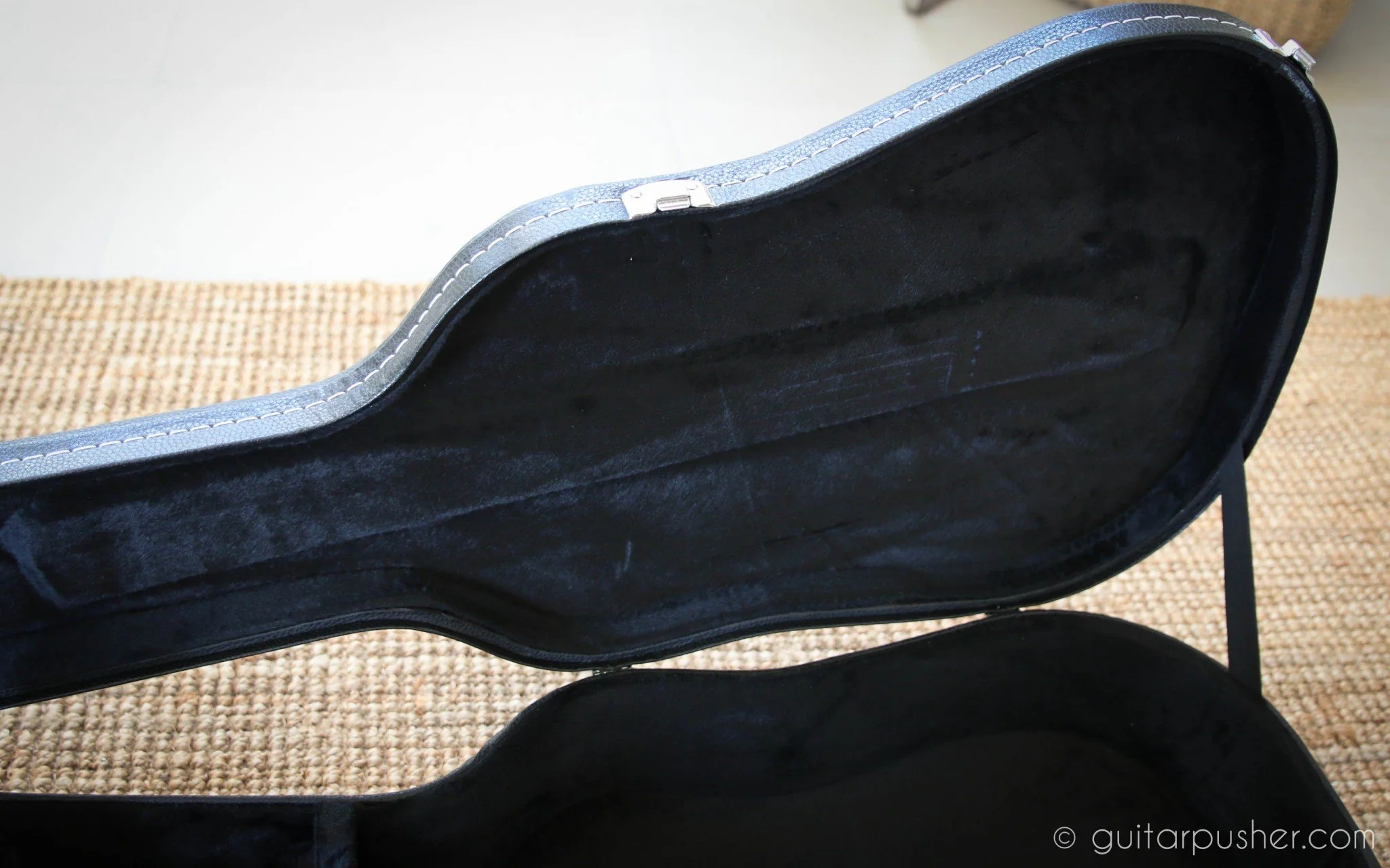 HC-040 Black hard case for Acoustic Guitar - Image 25