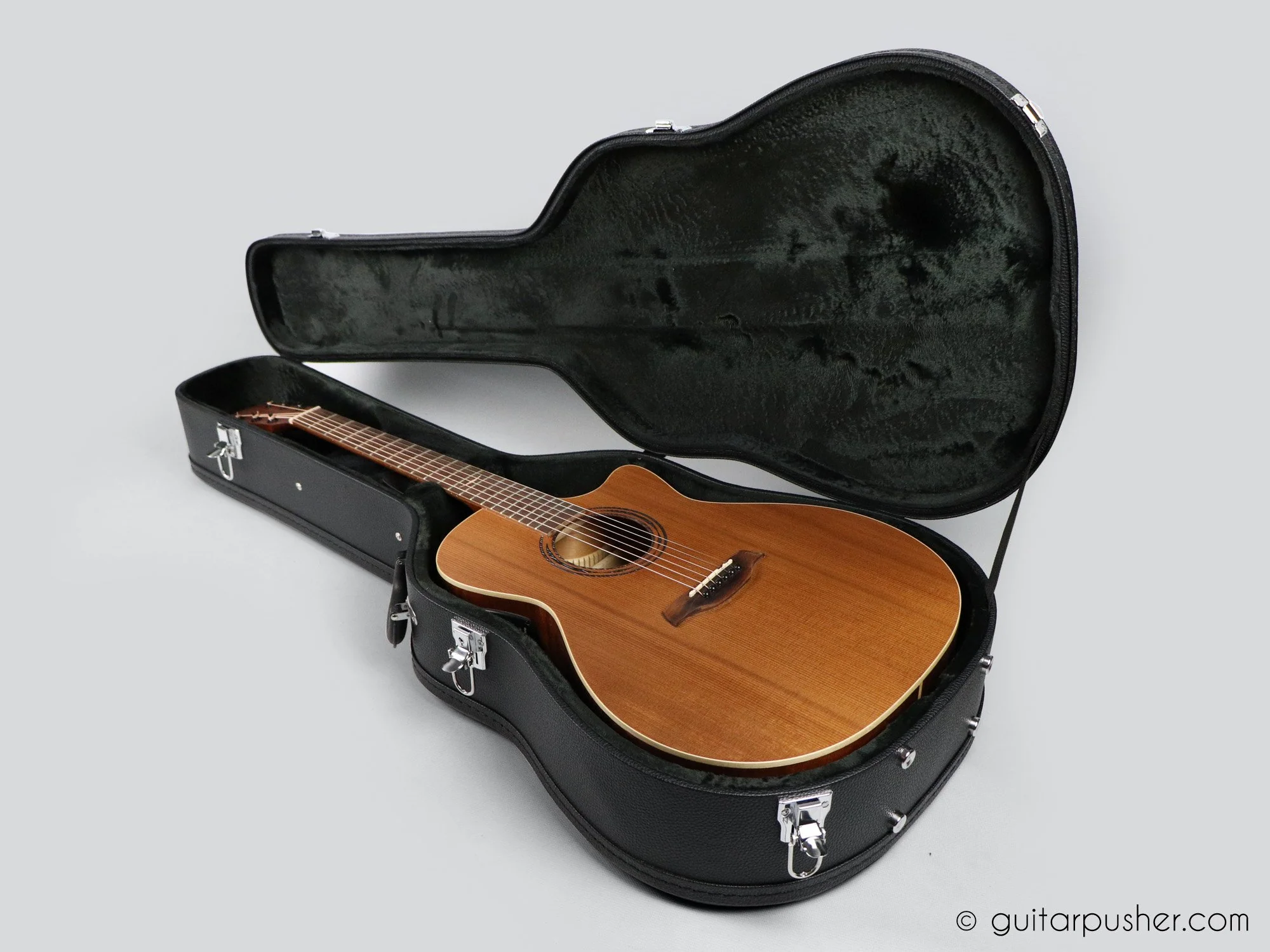 HC-040 Black hard case for Acoustic Guitar - Image 9
