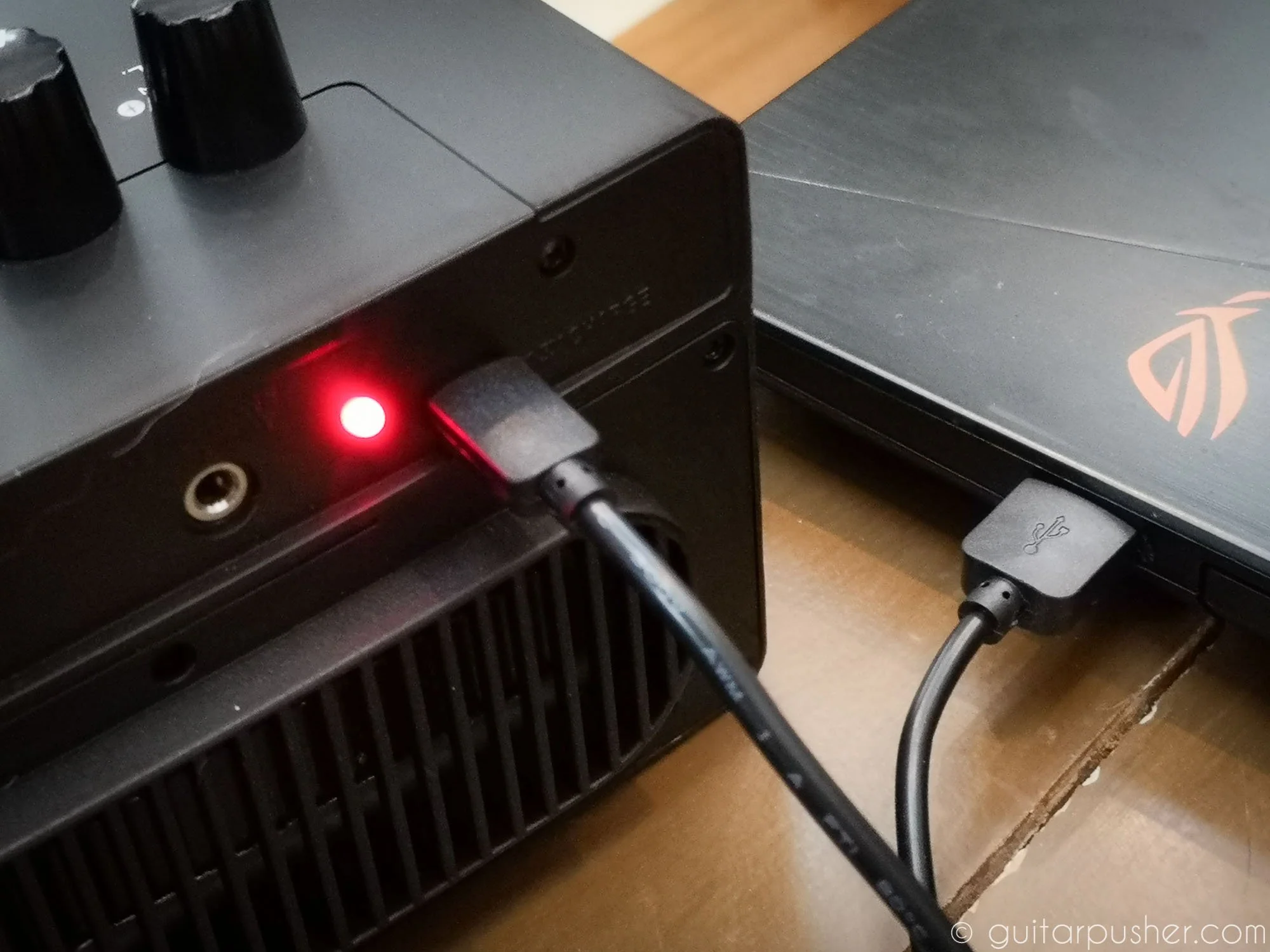Scuru S1 Rechargeable 2-channel Mini Amp for Electric Guitar - Image 3
